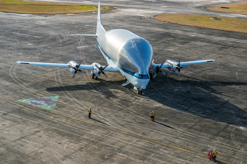 Illustration for article titled This Is How NASA Transports Spacecraft in an Aircraft